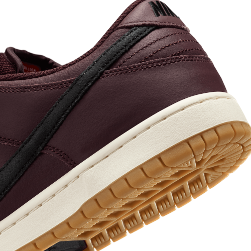 Nike SB Dunk Low Pro ISO, Burgundy...